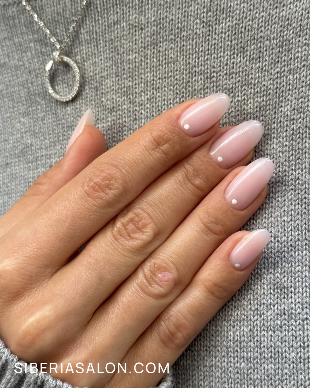 Uñas minimalistas con puntos alineados