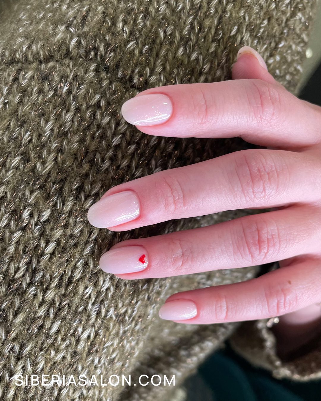 Micro dibujos para una manicura minimalista elegante