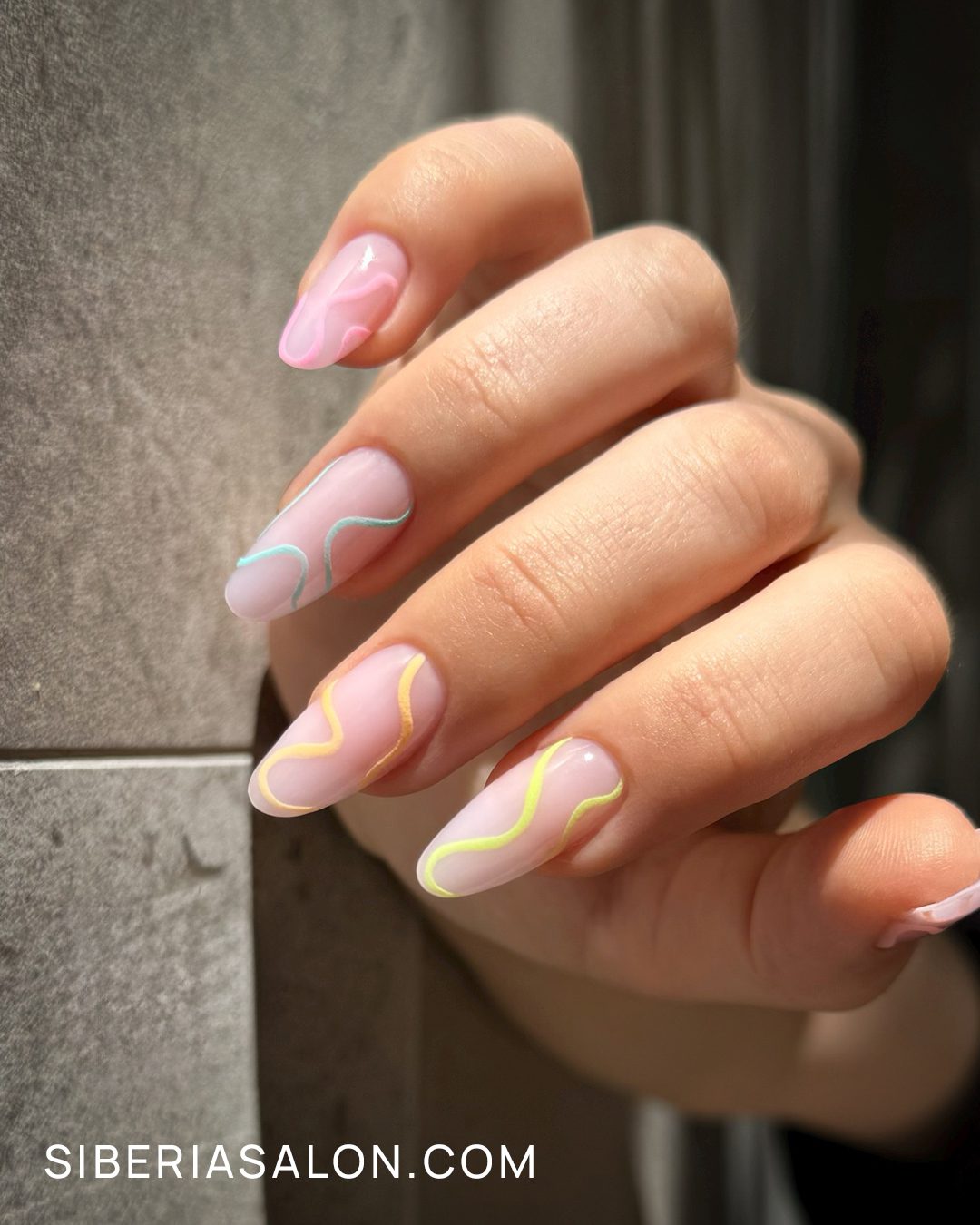 Ondas de colores: diseño  de uñas veraniego