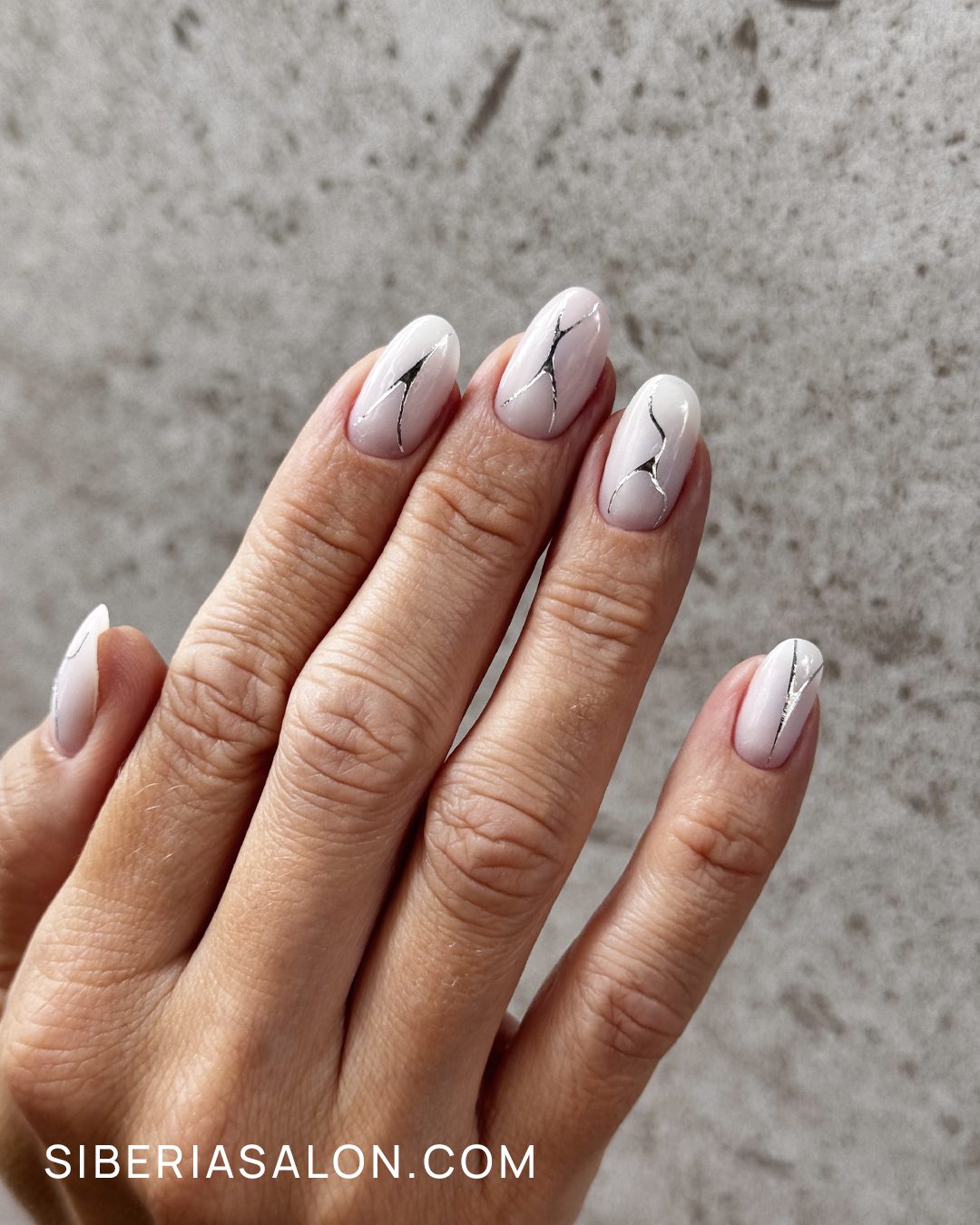 Líneas metálicas finas o detalles en foil en las uñas