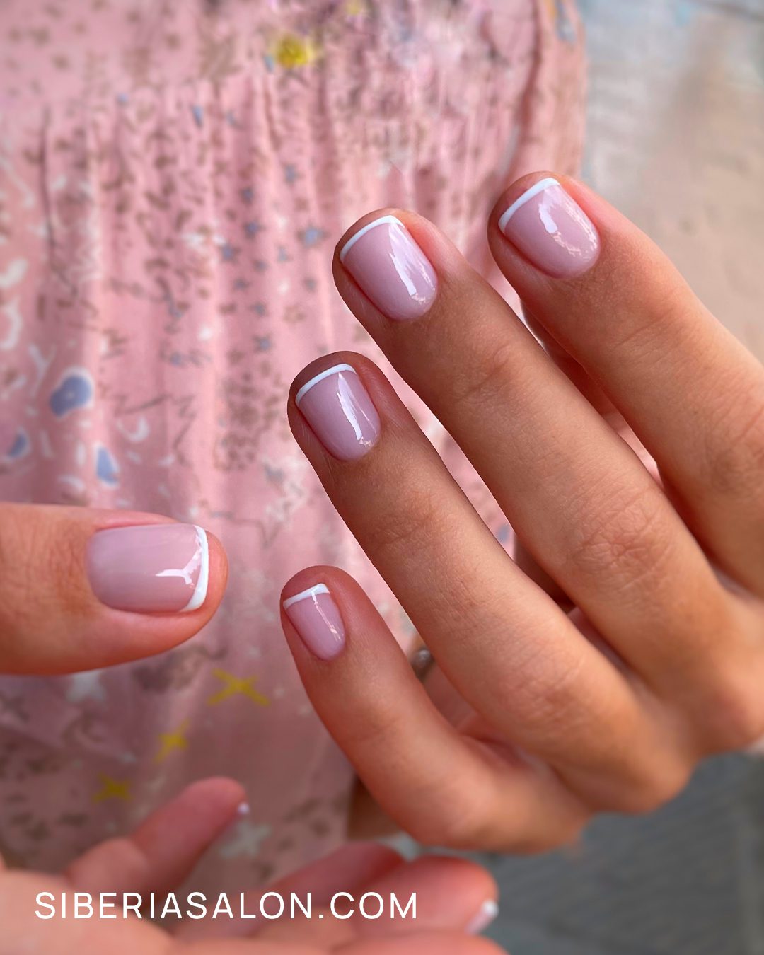 Micro francesa o francesa inversa: diseño de uñas minimalistas