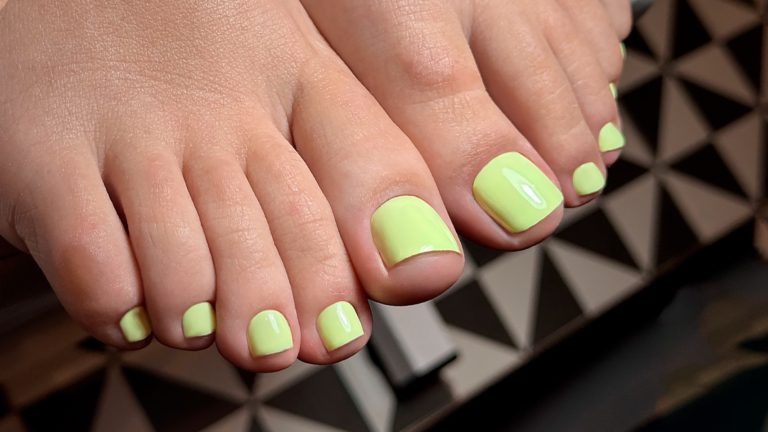 Pedicura verano 2025 colores, estilos, tendencias
