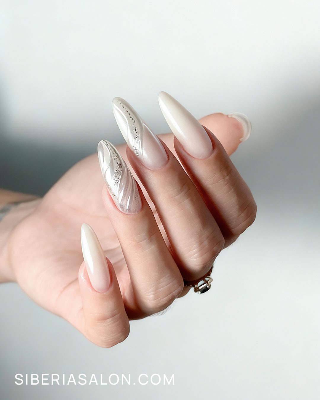 Uñas con efecto perlado