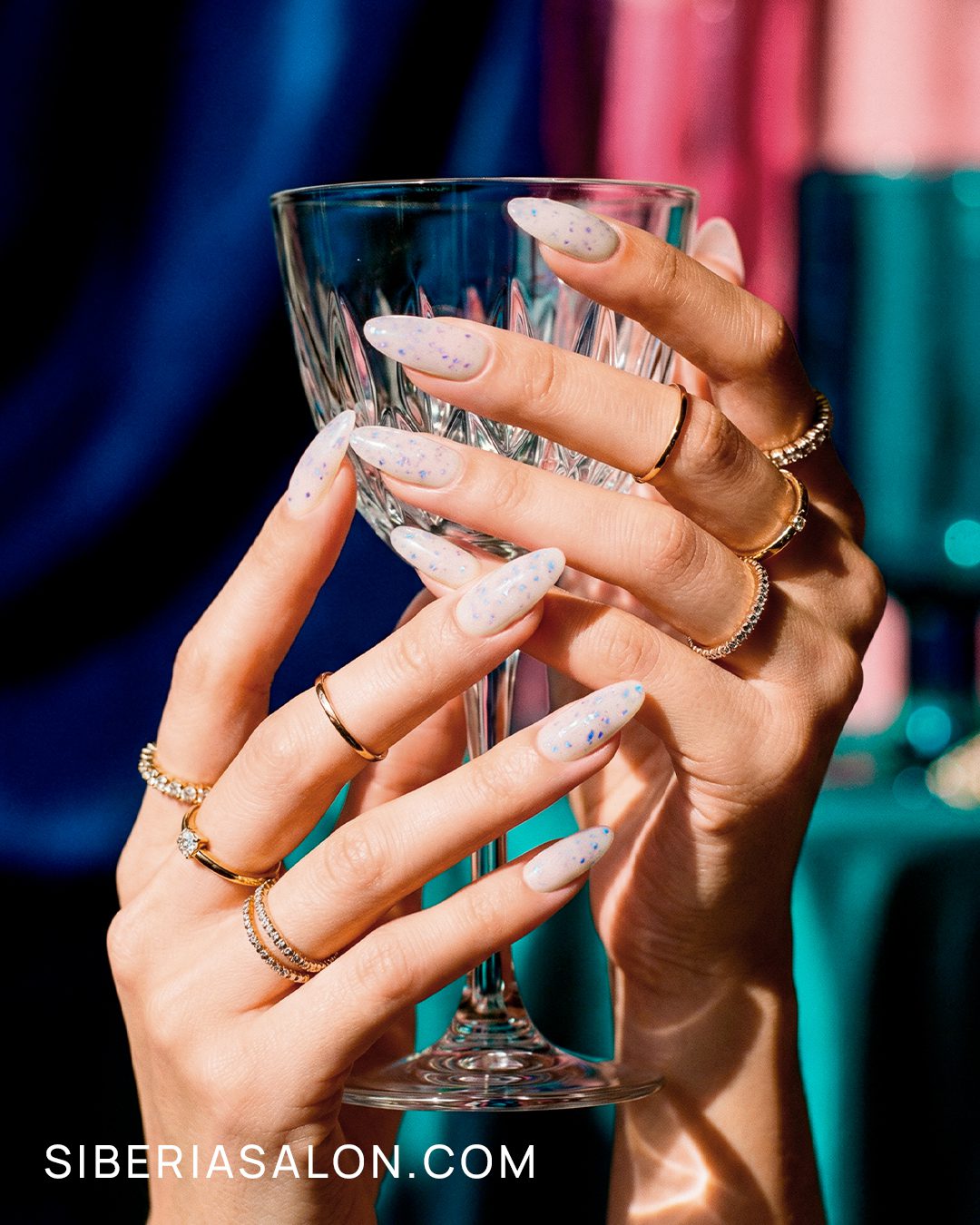 Uñas milky con purpurina para invierno 2026