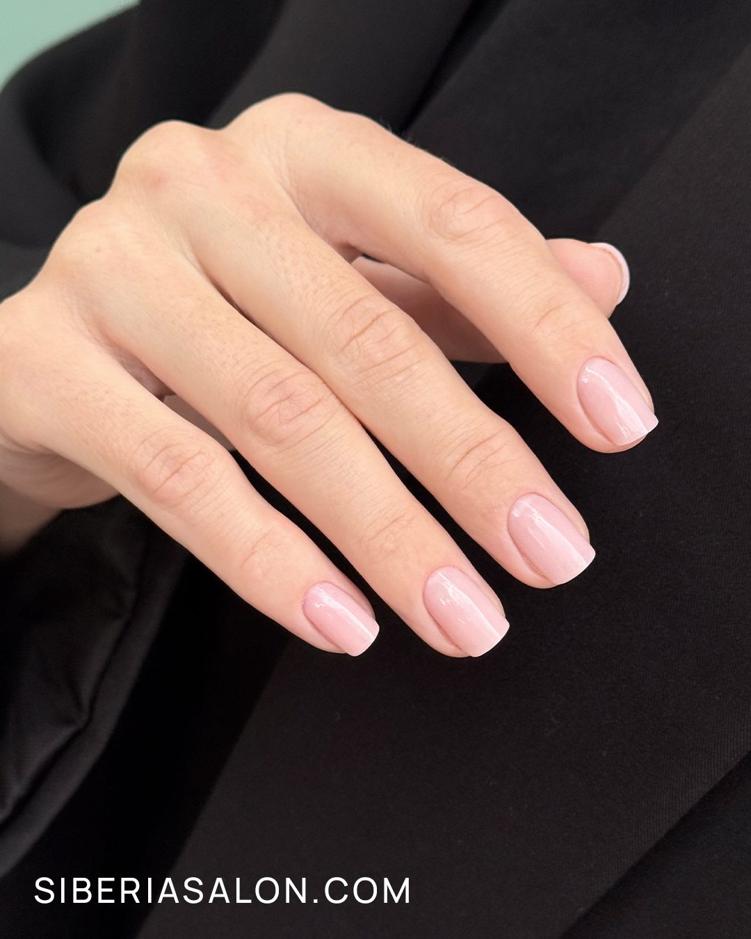 Uñas nude en la manicura invierno 2026