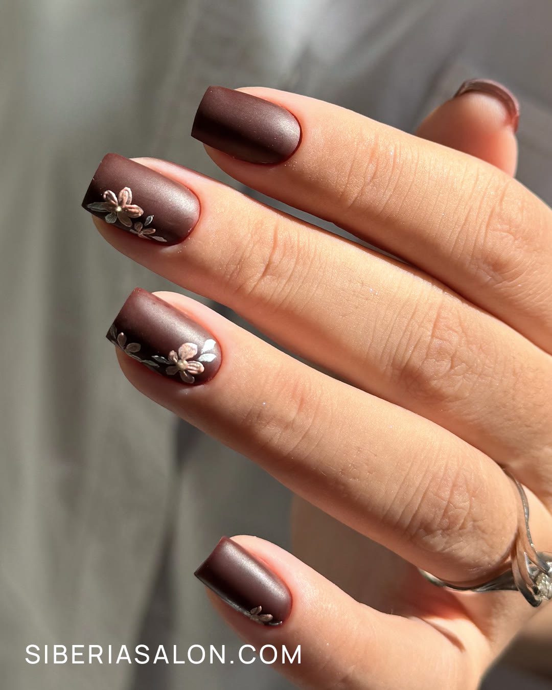 Uñas con flores para otoño 2026