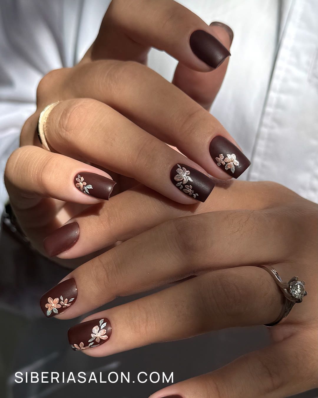 Uñas con flores para otoño 2026