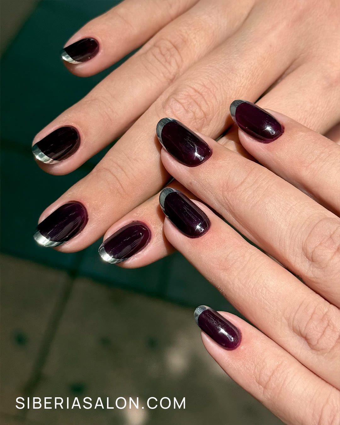 Chrome french: manicura francesa cromada para otoño 2026