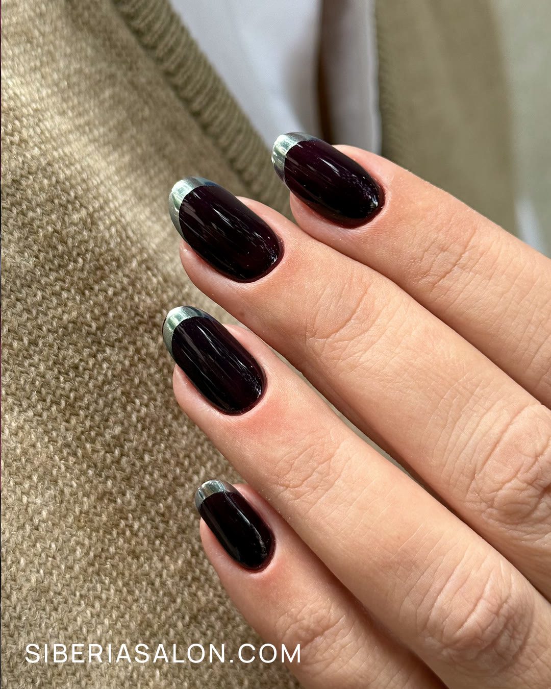 Chrome french: manicura francesa cromada para otoño 2026