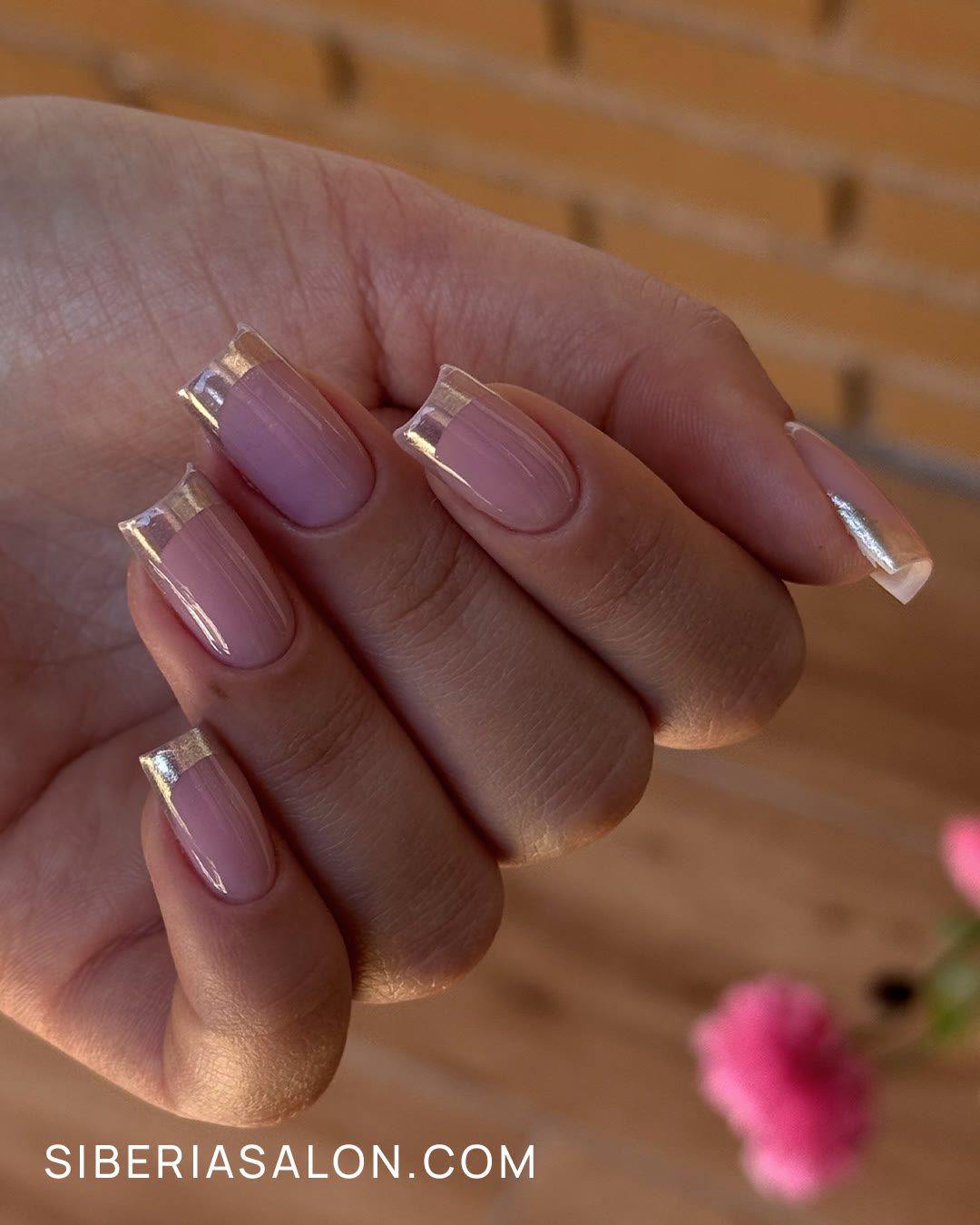 Chrome french: manicura francesa cromada para otoño 2026