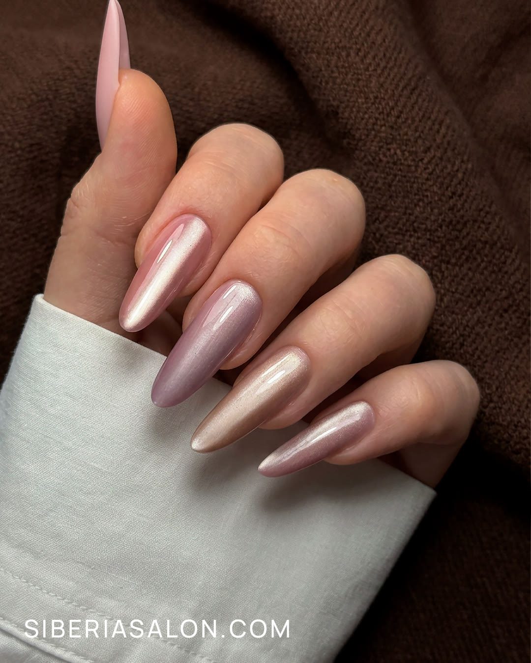 Uñas con diseño ojo de gato para otoño 2026